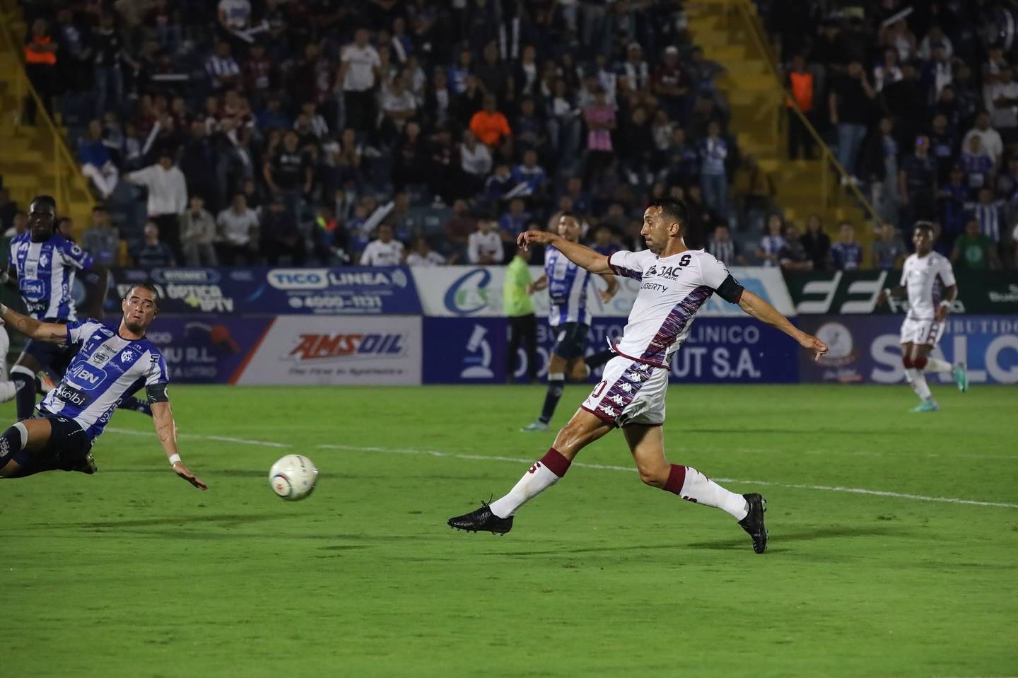 Mariano Torres se encargó de hacer el segundo gol para Saprissa.