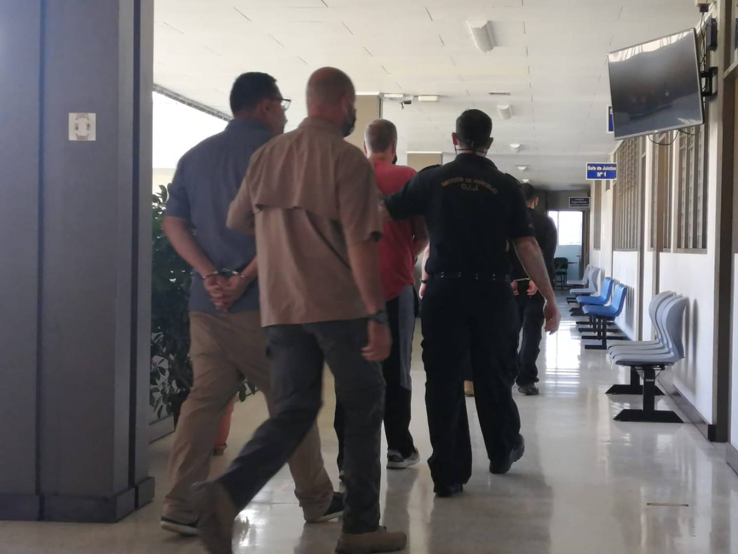 A las 9 a. m. de este martes cuatro hombres y una mujer fueron llevados a la sala de juicios en Cartago. La Fiscalía los acusa por delitos de narcotráfico. Foto: Keyna Calderón.