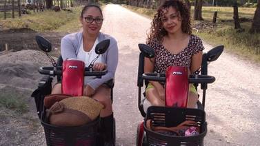 Hermanas con discapacidad están hartas de trato que reciben cuando viajan en bus
