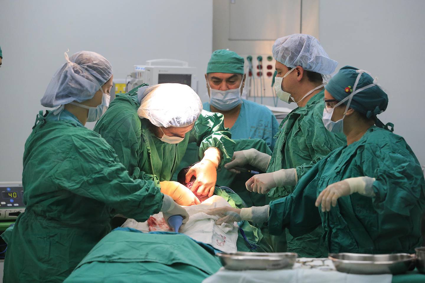 El equipo médico que atendió el nacimiento de Eithan Jesús Brenes Alvarado en el Hospital San Vicente de Paúl, en Heredia.