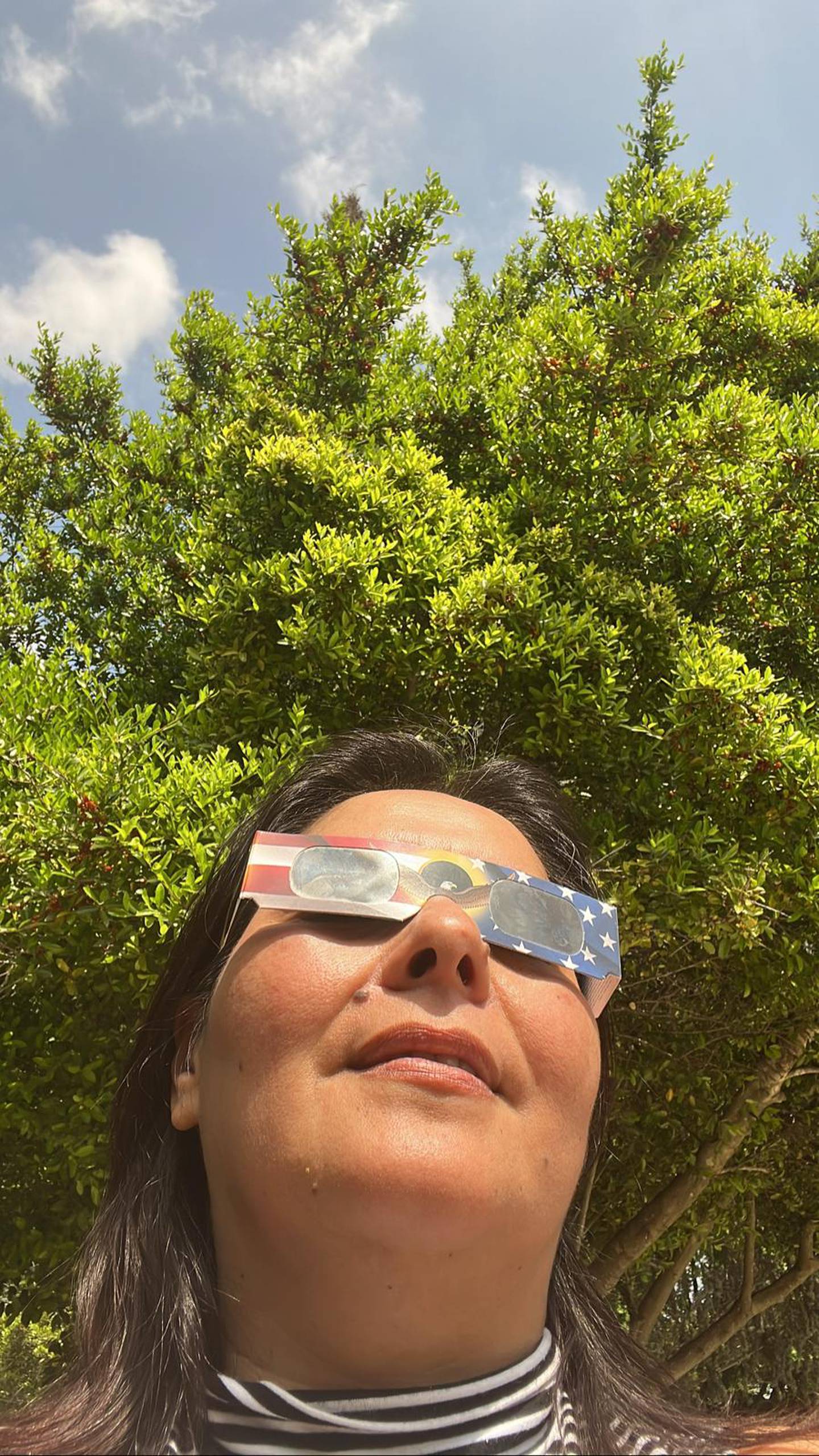 La costarricense Patricia Vindas, vecina de North Dallas, en Texas, Estados Unidos, vio el eclipse total de este 8 de abril con especial atención porque en 1991, el de Costa Rica, estaba embarazada y no la dejaron verlo.