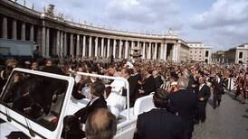 Hace 40 años dos balas casi matan a Juan Pablo II