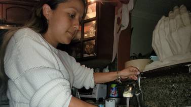 Vecina de Guadalupe: “AyA me dio de regalo de cumpleaños lo que más necesitaba: agua”