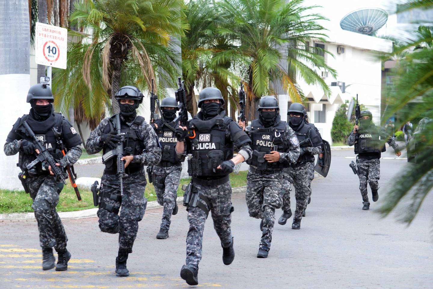 La policía en Ecuador trata de contener la violenta arremetida del narcotráfico. El comercio suspendió sus actividades este miércoles en algunas ciudades.