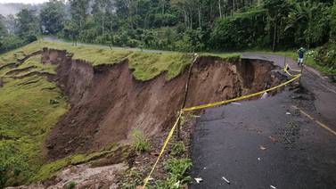 Lluvias destrozan una carretera en Turrialba e inundan varios barrios en Limón