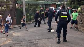 Policías les sacaron sonrisas a niños de El Infiernillo