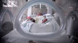 ¡Increíble! Mujer da a luz a gemelos tan solo 26 días después de otro parto