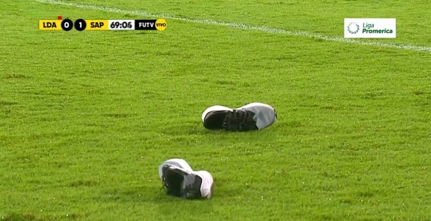 Aficionado lanzó sus zapatos luego del gol de Saprissa. Twitter.