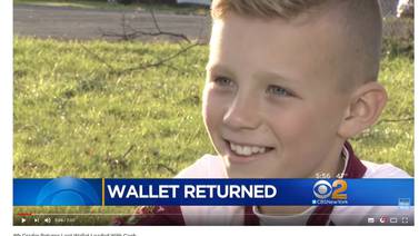 Niño de 8 años devuelve billetera con 1.700 dólares en Nueva York