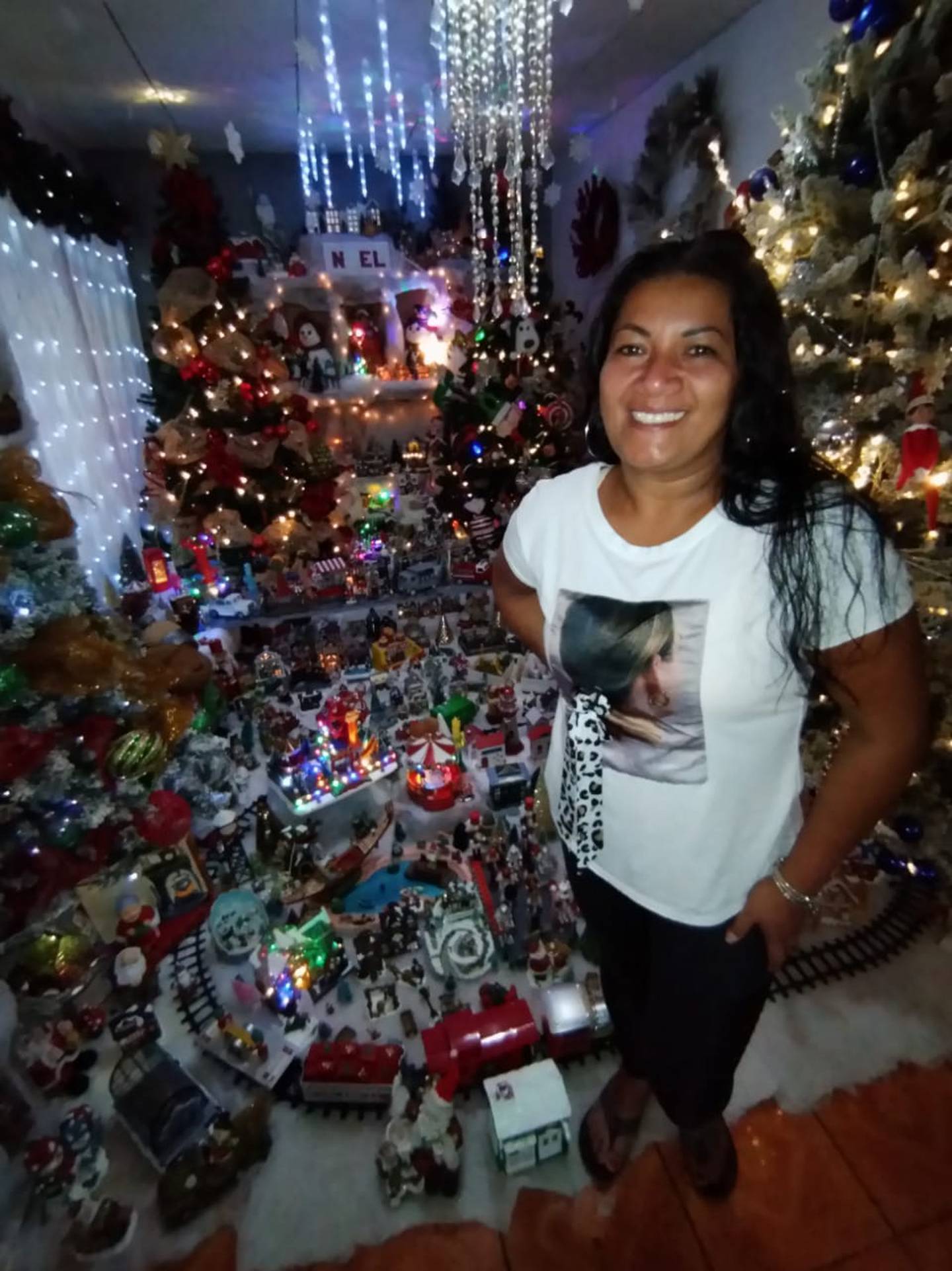 Lorena Girón Román lleva seis años armando su villa navideña en Calle San José de Grecia.