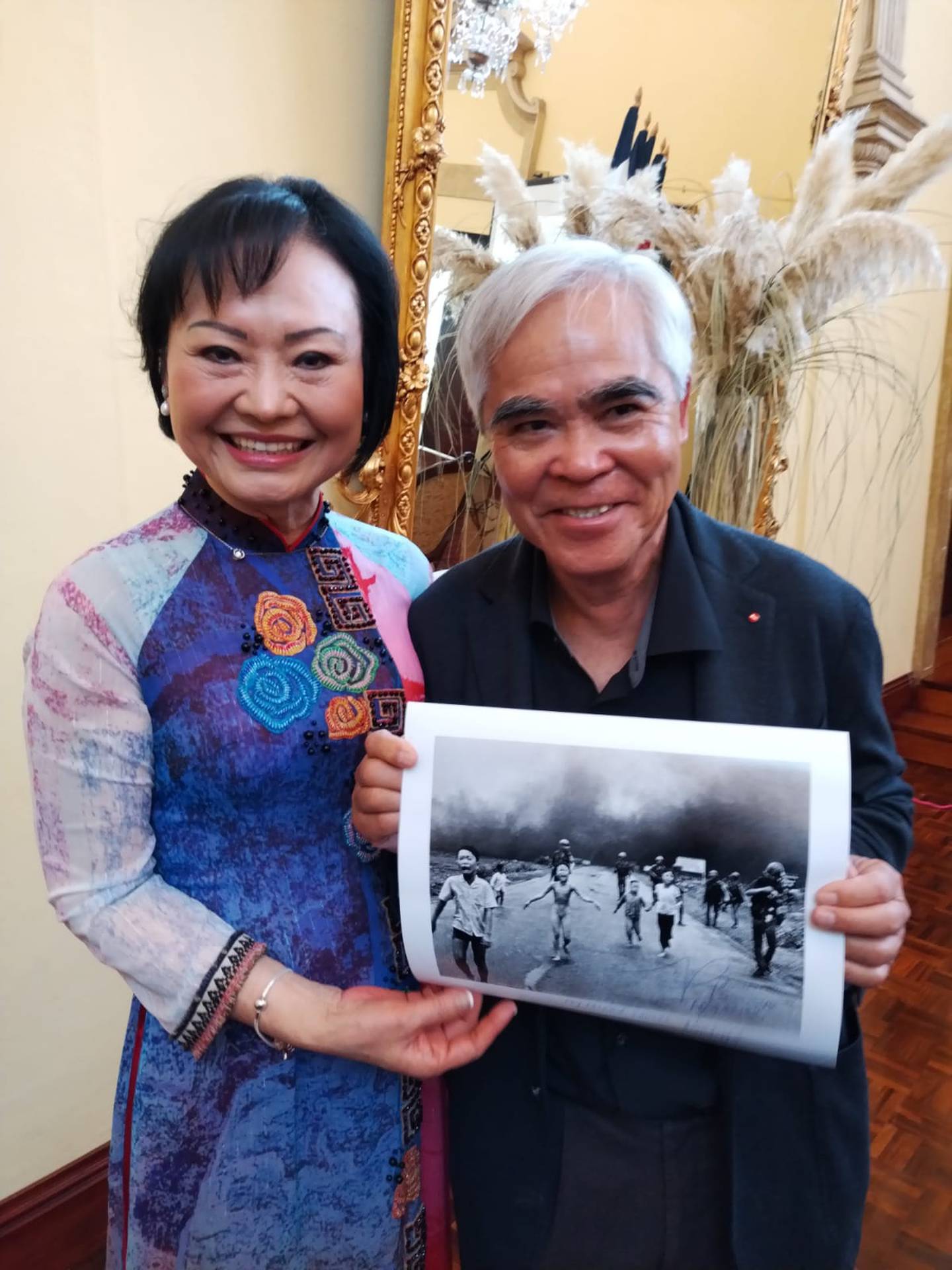 Los vietnamitas Kim Phuc Phan Thi y Huynh Cong Út, conocido como Nick Ut, están en Costa Rica para promocionar la primera edición en español del libro “La Ruta del Fuego” que Kim escribió en el 2017, pero que hasta este año se tradujo al español.