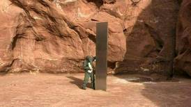 ¿Es una señal alienígena pieza metálica hallada en desierto de Estados Unidos?