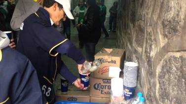 Bronca en el Estadio Azteca porque vendedores alteran las cervezas