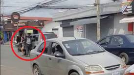 Video: ¡De terror! Asalta minisúper y con pistola en mano se roba un carro y luego una moto para huir