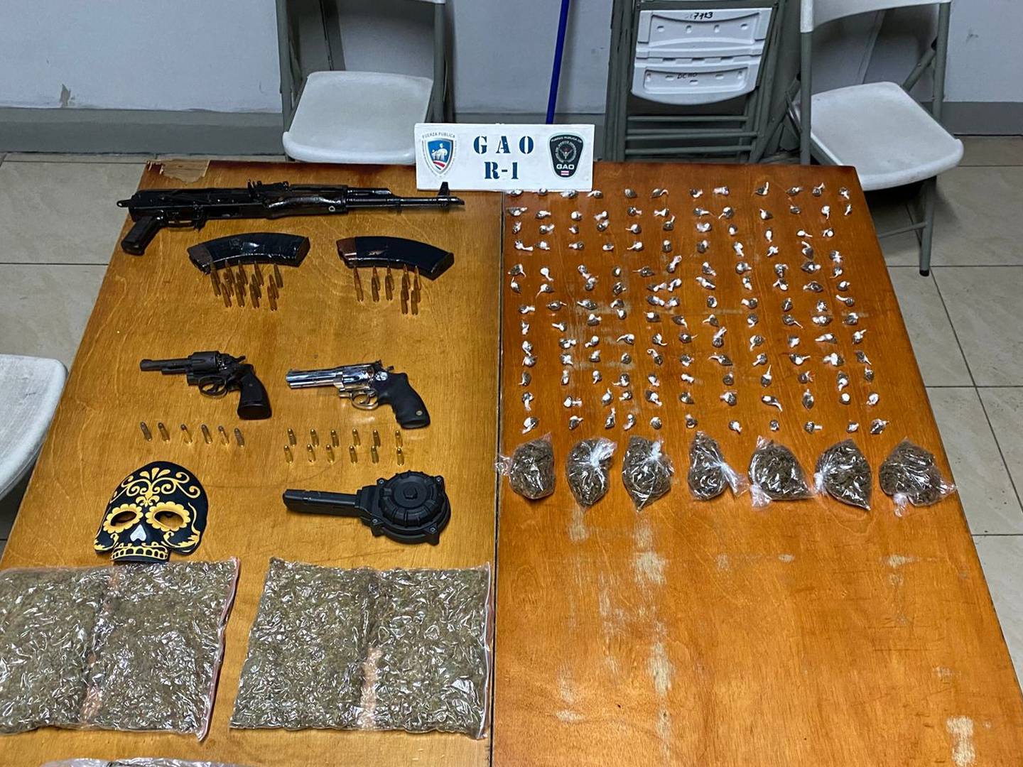 Armas y drogas decomisadas en Tirrases. Foto MSP.
