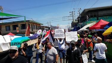 Trabajadores de Japdeva se manifestaron contra el gobierno previo al Parade