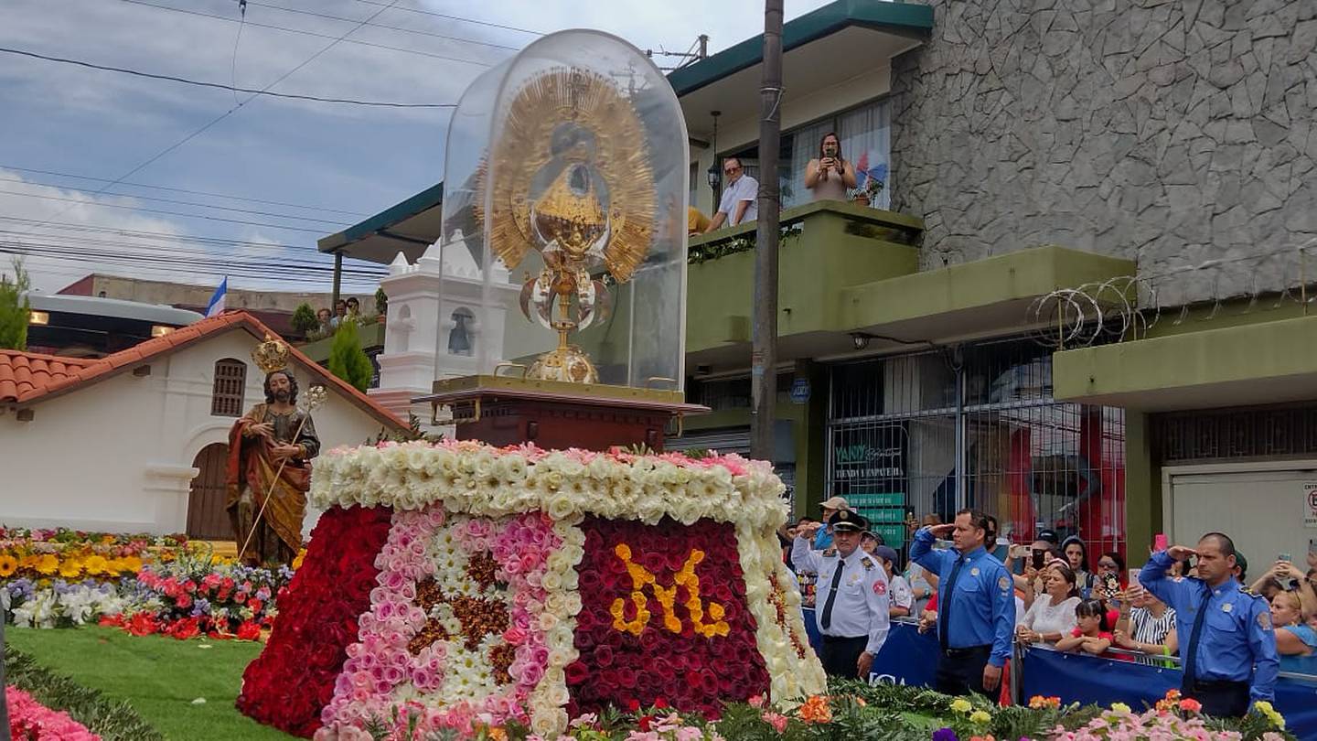 La carroza de La Negrita fue adornada con flores de diversos colores. (Keyna Calderón).