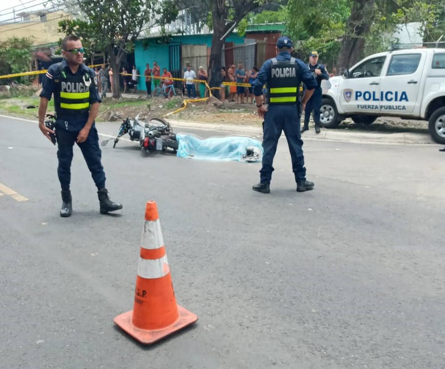 Motociclista es asesinado a balazos en Ciruelas de Alajuela. Foto Shirley Vásquez.