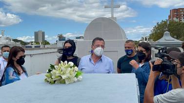 Rodrigo Chaves visitó tumba de los papás antes de votar en el colegio Napoleón Quesada 