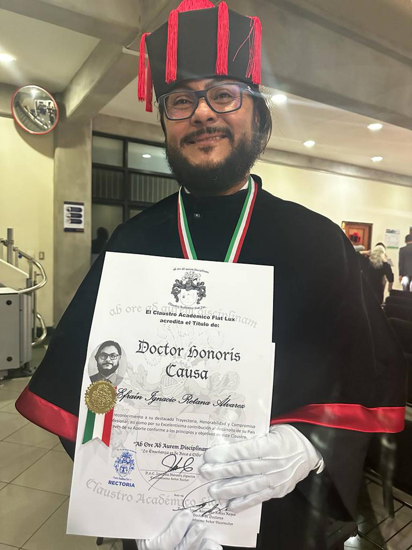 El doctor Efraín Retana recibió un reconocimiento Honoris Causa, por su labor en territorio indígena.