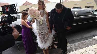 Melissa Mora usó lujosa limusina para un recorrido de 50 metros en su boda