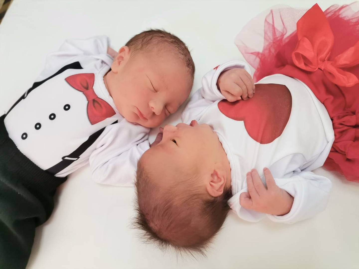 Los bebitos recién nacidos del hospital Escalante Pradilla de Pérez Zeledón se pusieron trajecito entero para darle tremenda serenata a sus mamitas.
