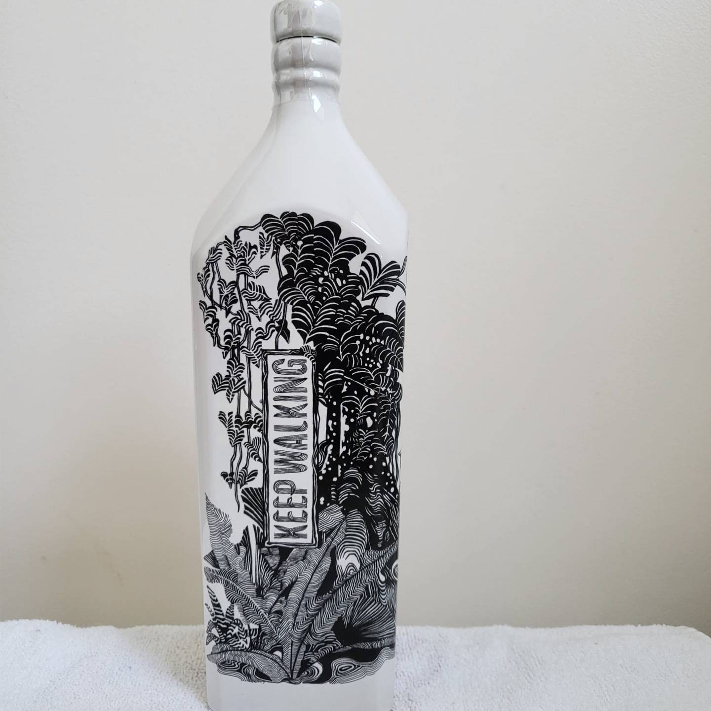 El artista costarricense Christian Wedel fue seleccionado en el “equipo mundial” de once pintores para con su arte ilustrar una botella muy exclusiva del mundialmente famoso whisky Johnny Walker.