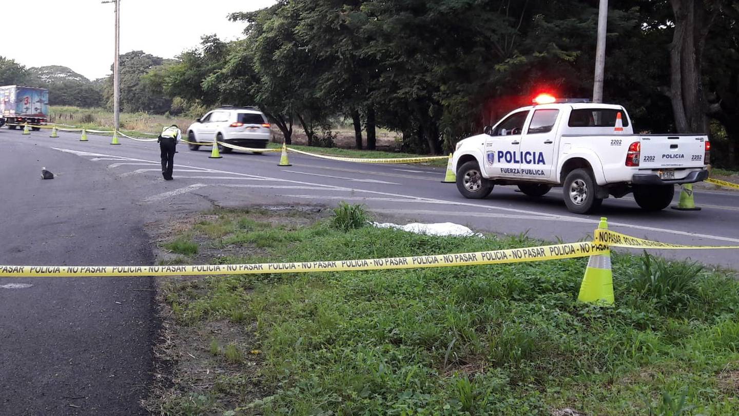 Mujer fallece atropellada por un carro en El Roble de Puntarenas. Foto Andrés Garita