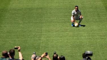 (VIDEO) Jugador del Real Madrid se marea en su presentación y se va de la conferencia de prensa