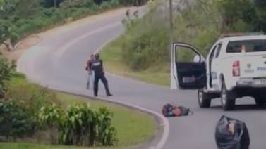 (Video) Policía dispara ocho veces contra hombre que intentó atacarlo con hacha