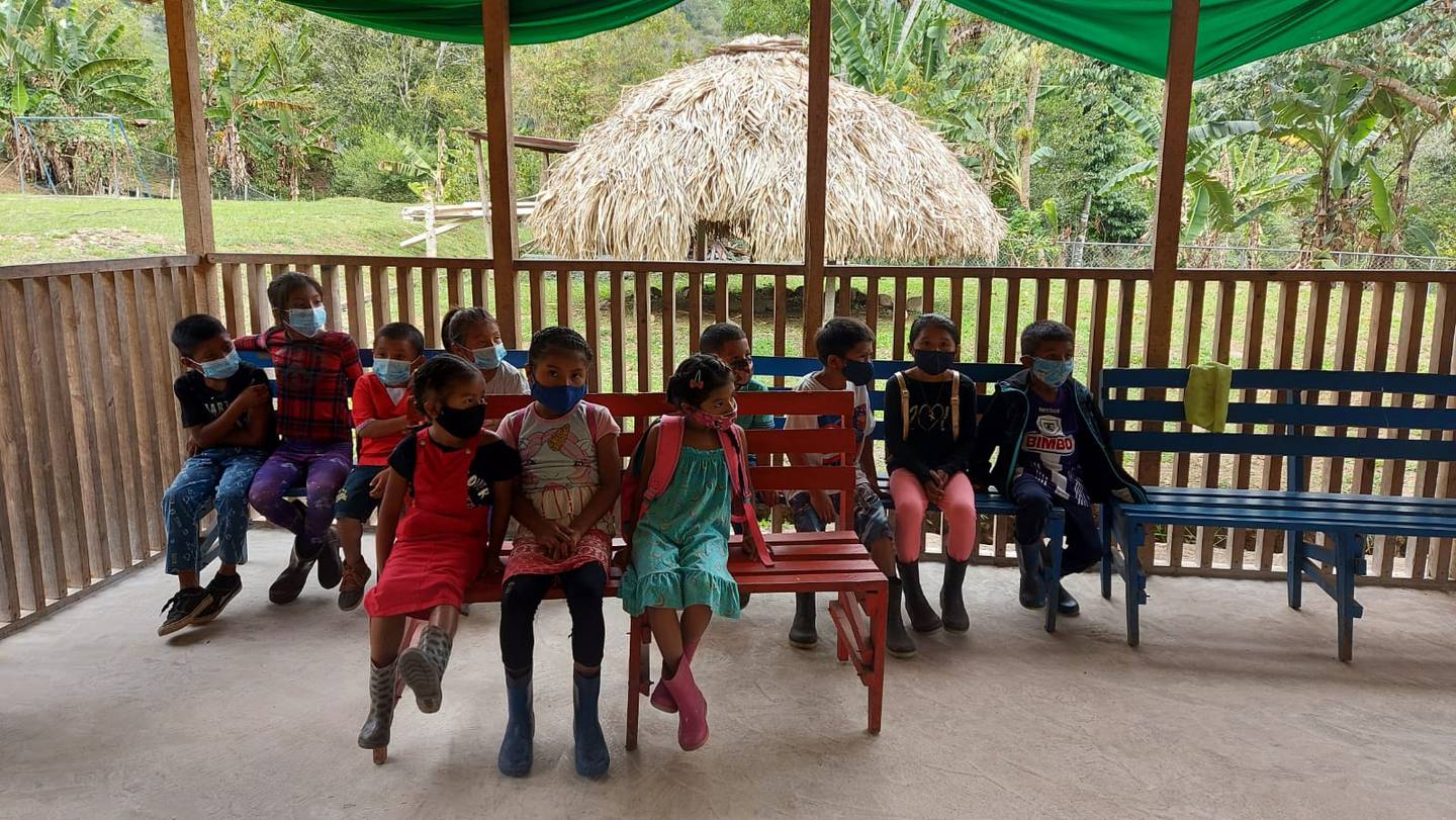 Trabajadores del ebáis de Grano de Oro del área de salud Turrialba-Jiménez de la CCSS vacunaron a 244 menores de edad, con edades entre 5 y 17 años de las comunidades indígenas de Ñari, Jarey, Jamari-Tawa, Tkak ri y Tsuebata ubicadas en Alto Chirripó