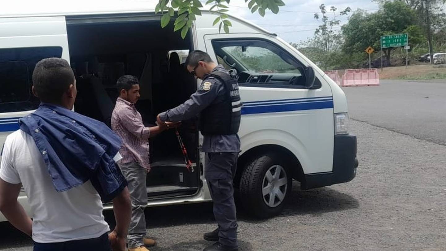 Extraditan a colombiano de apellidos Jaramillo Tolosa, por estar en condición irregular y transportede combustible ilegal. Foto: Migración