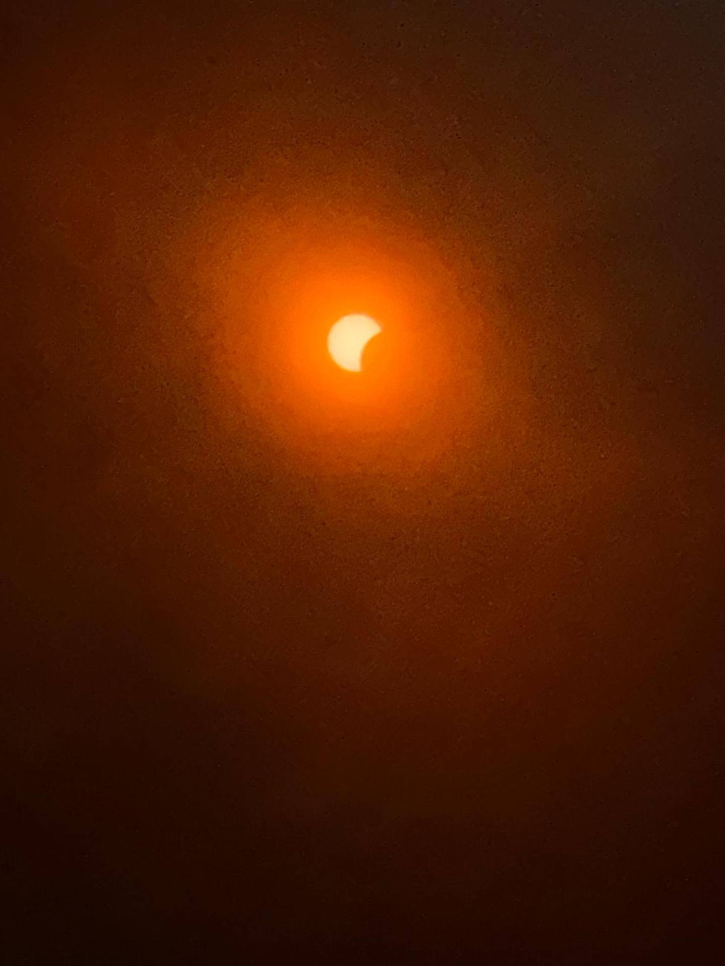 Eclipse de sol a las 11:50 del día del 8 de abril del 2024 desde Dallas, Texas