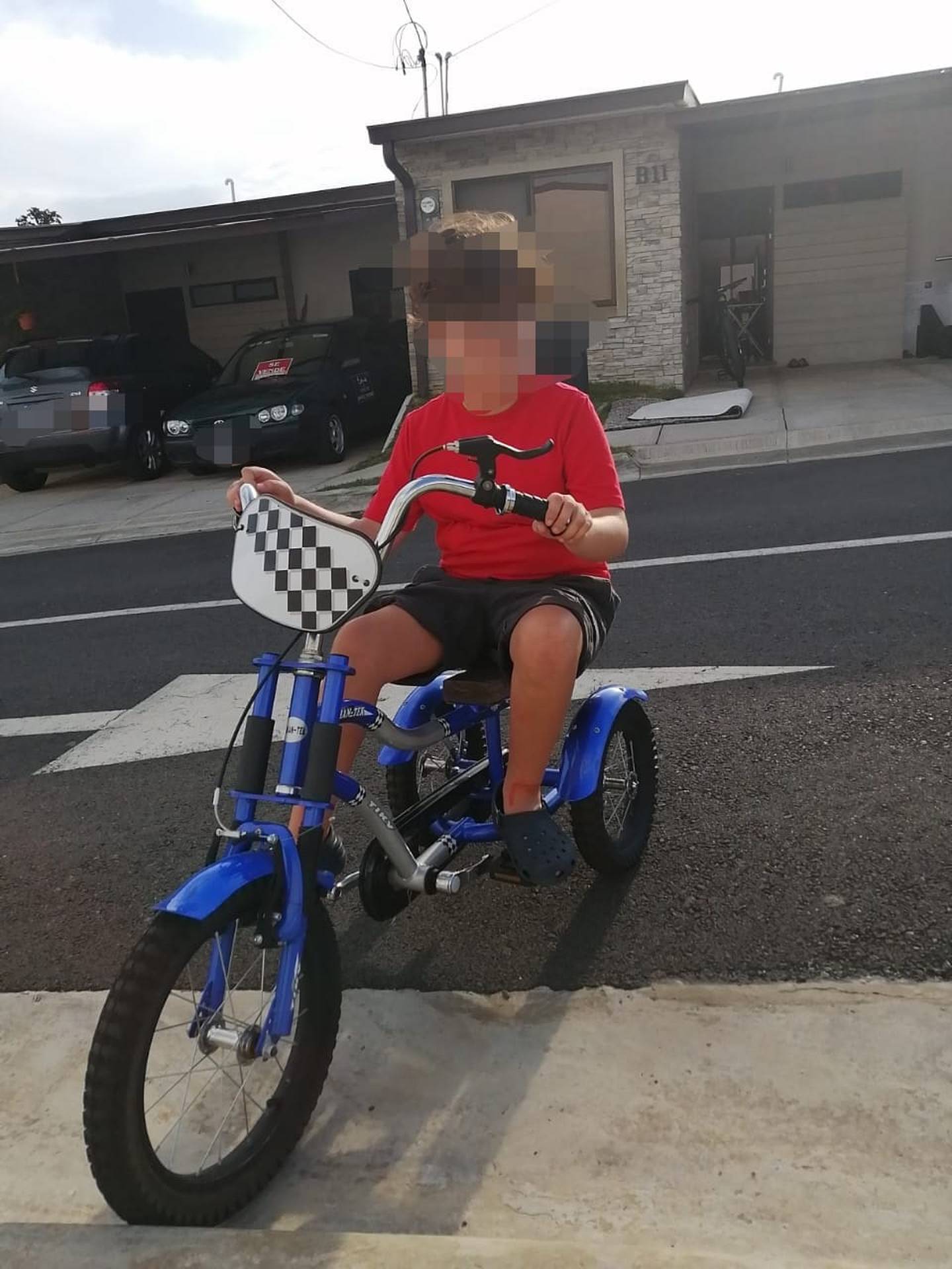 Delincuentes roban triciclo que niño con parálisis cerebral usa para su terapia física. Foto Alejandra Vega.