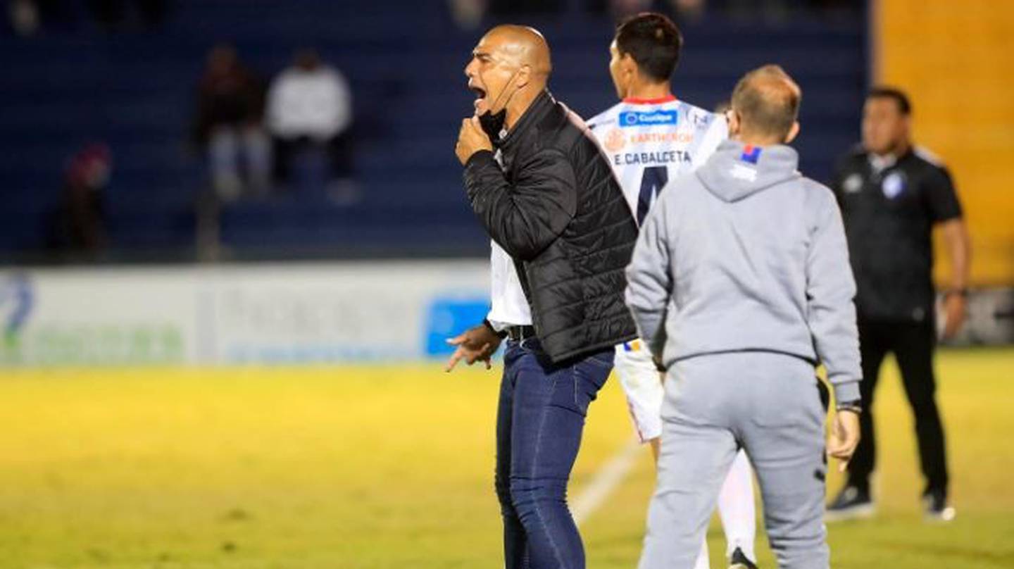 El técnico de San Carlos, Douglas Sequeira destacó el trabajo de su colega, Albert Rudé. Rafael Pacheco.