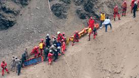 Perú: 27 mineros muertos por caída de bus a guindo de 400 metros