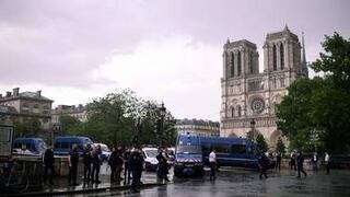 Policía recibe martillazo frente a la catedral de Notre Dame en París