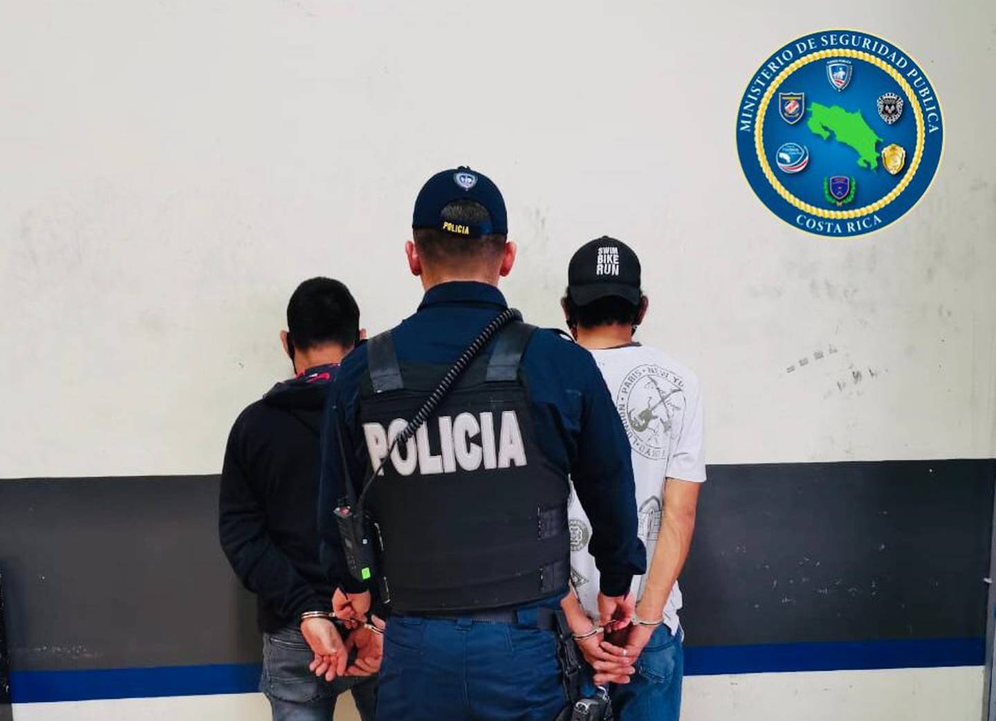 Fuerza Pública detiene a taxista en estado de ebriedad y captura a dos tachadores en San José centro. Foto MSP.