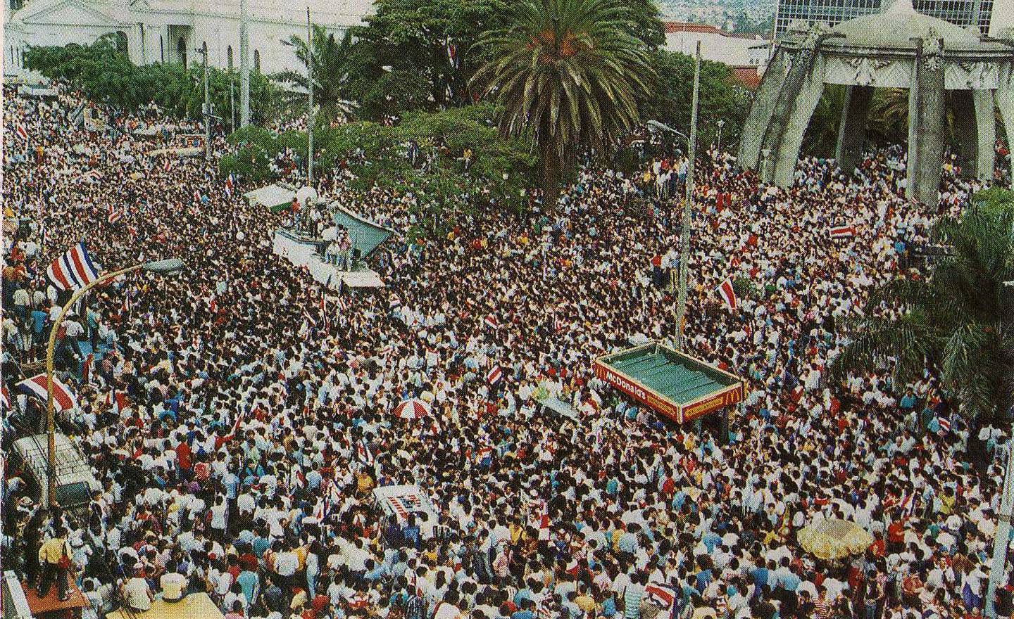 Los fanáticos vibraron por largas horas en un abarrotado Parque Central, de San José, el 20 de junio de 1990. Una efeméride que nadie olvidará. (Reproducción libro 'Aventura Tricolor')