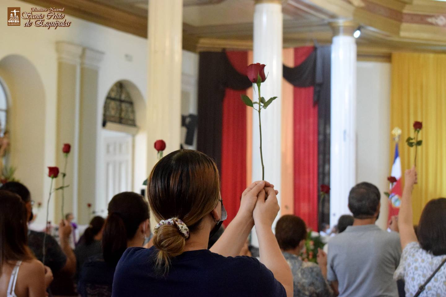 El Santuario Nacional Santo Cristo de Esquipulas en Alajuelita se viste de fiesta, fe y devoción con la celebración de la tradicional Misa de las Rosas en honor al Señor de Esquipulas