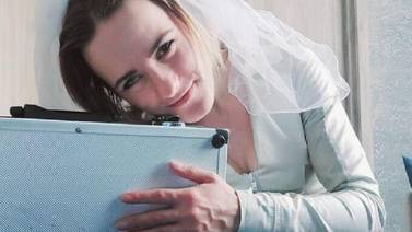 Mujer rusa se casó con un maletín metálico: “Es el amor de mi vida”