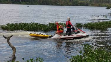 Rescatistas buscan a kayakista que desapareció en río 