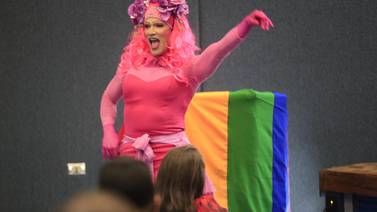 Municipalidad de Goicoechea celebró el Día del Orgullo LGBTI con una obra muy colorida