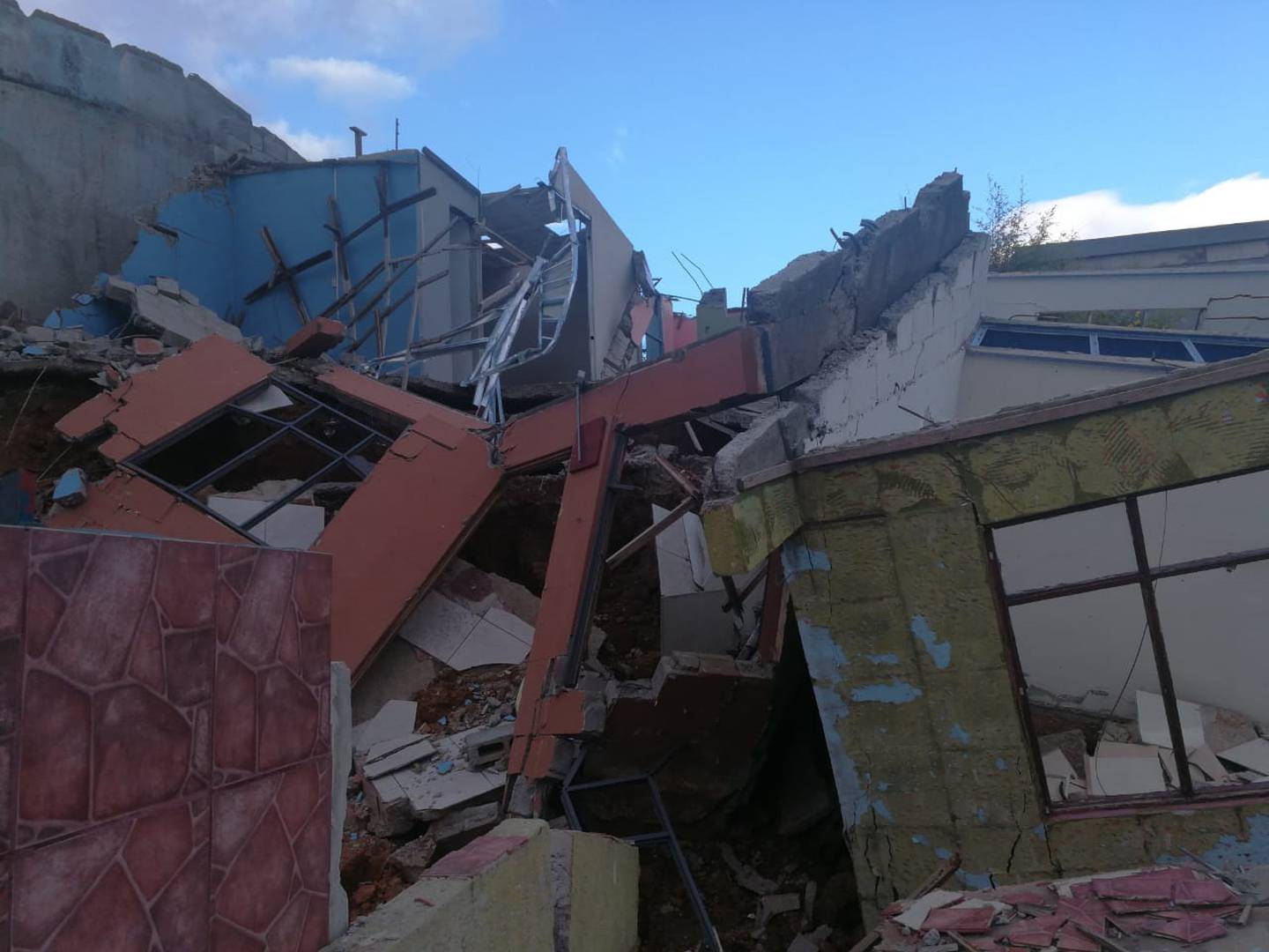 Casas destruidas por deslizamiento en urbanización Valladolid en Desamparados. Foto cortesía Marisol Soto.