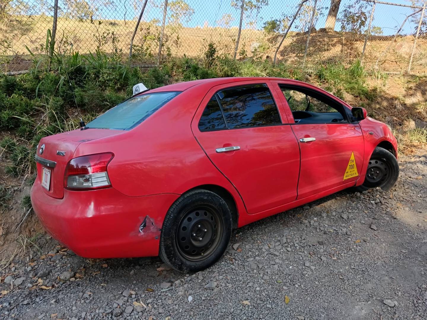El taxi fue encontrado en una solitaria calle de lastre en San Rafael de Alajuela. Foto cortesía.
