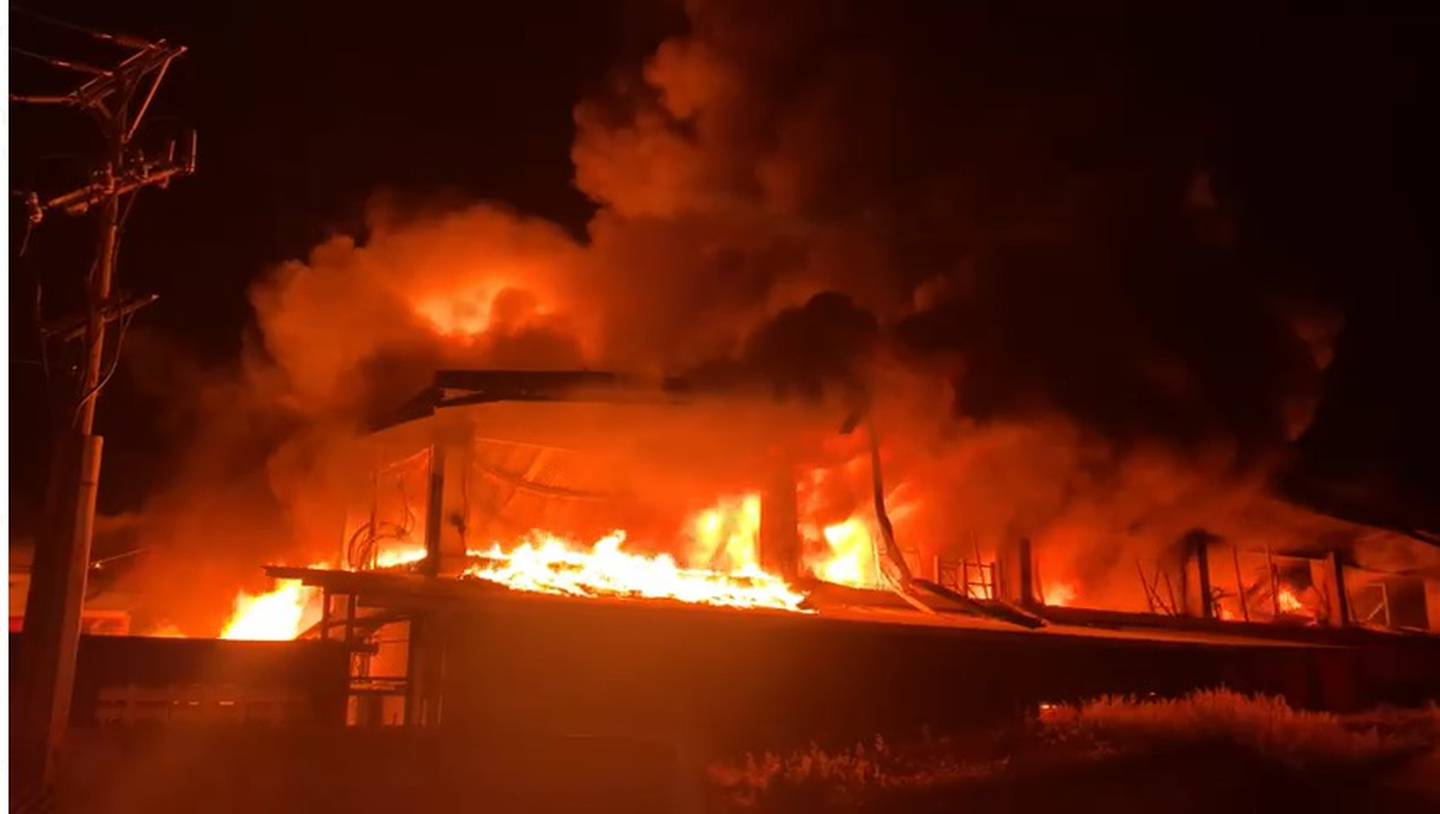 Incendio en zona franca en el Coyol de Alajuela. Foto cortesía Bomberos.