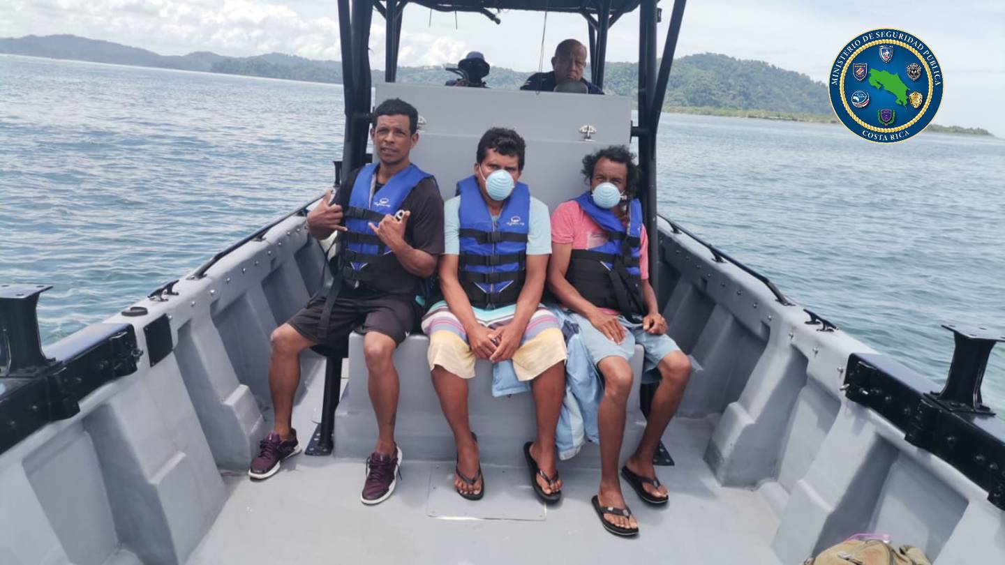 Rescatan a tres puntarenenses que pasaron 15 días a la deriva. Foto MSP.