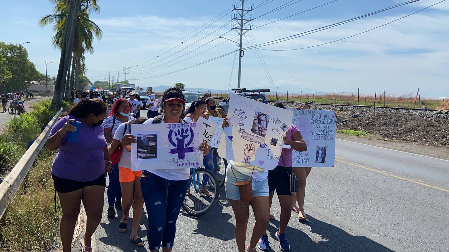 Familiares y conocidos de Franciny Duarte marchan exigiendo más ayuda de las autoridades. Foto Andrés Garita.