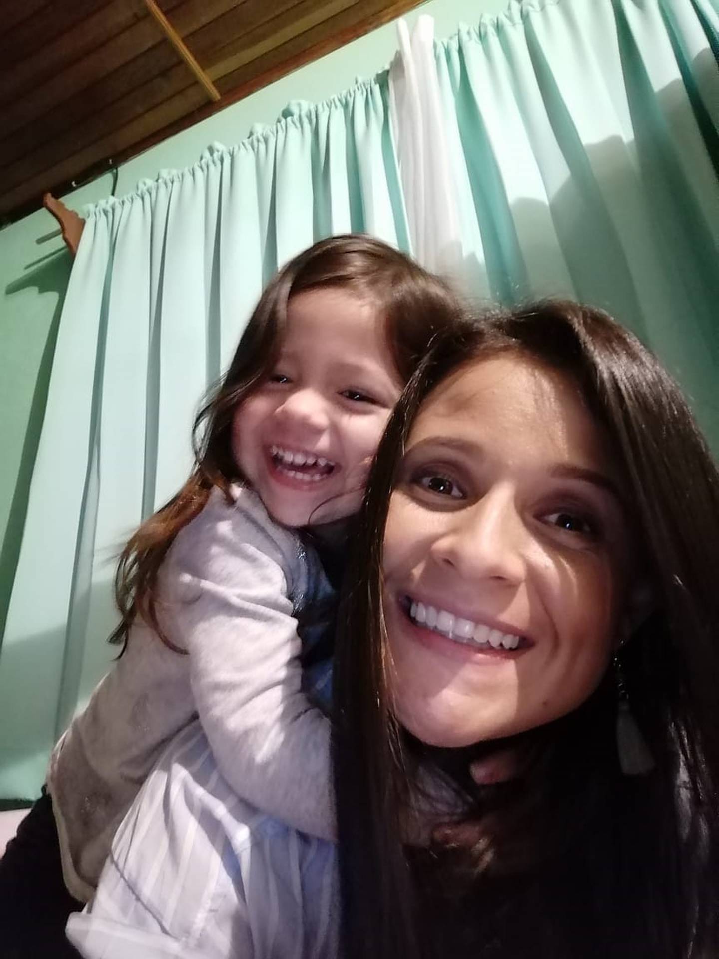 Ivonne Rodríguez, jugadora de la LDA con su hija de 3 años. Cortesía.