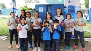 Escolares en Tiquicia toman agua hecha a partir de aire